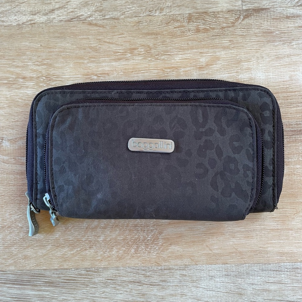 Baggallini Brown Leopard Print Wallet - Picture 6 of 6